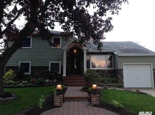 3582 Roanoke St, Seaford, NY 11783