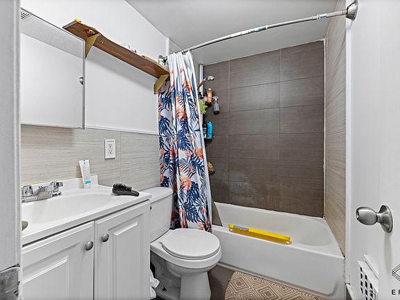 4th image of 124 Hart St #1B