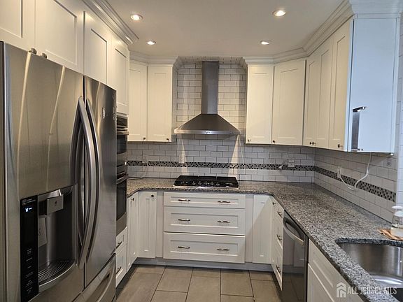 3rd image of 19 Dorchester Dr