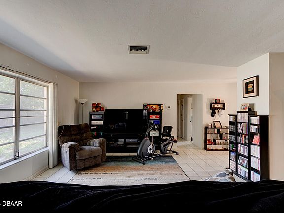 5th image of 1324 Killian St