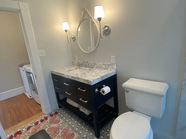 3rd floor hallway full bathroom