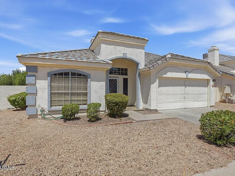 1146 N Granada Dr — Photo 2