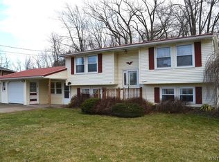 18 Manor Ln, Middleport, NY 14105