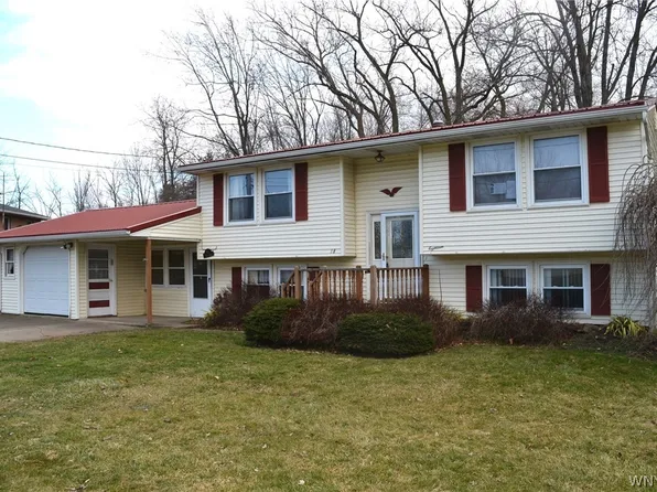 18 Manor Ln, Middleport, NY 14105