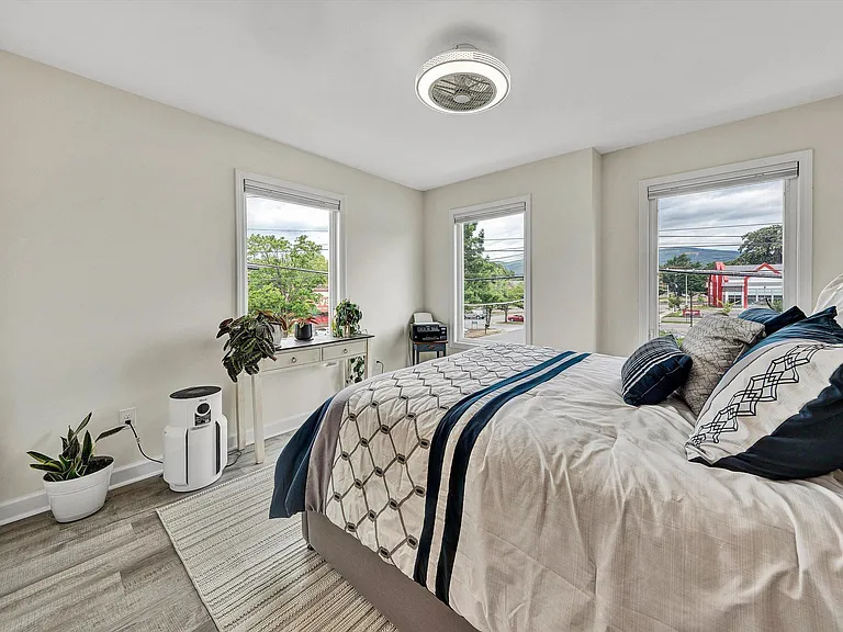 140 W Calhoun St — Photo 10