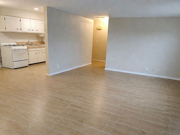 5th image of 121 15th Ave N #121
