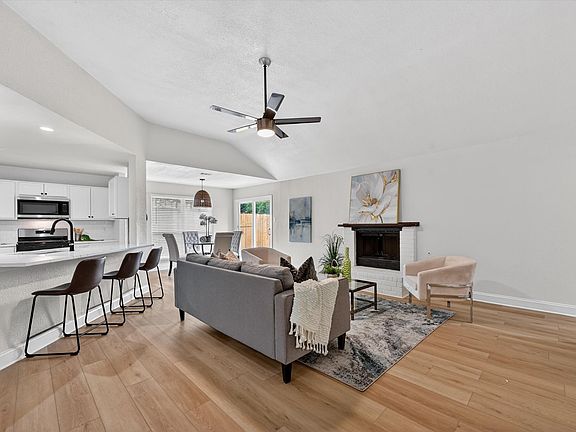 5th image of 2832 Red Oak Dr