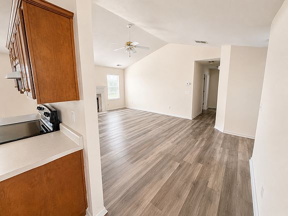 4th image of 915 Amelia Grove Ln