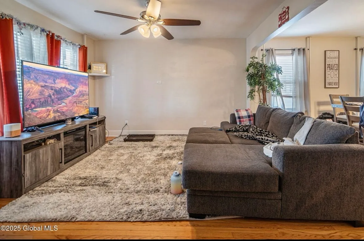 3 bed, 1300 sqft, $1,850 — Photo 4