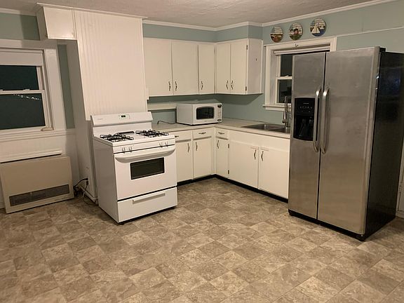 Sicilian style old world kitchen. Gas heat in kitchen. Electric heat in Bedrooms.