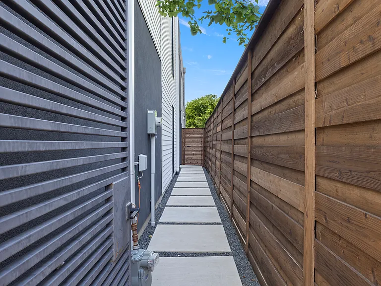 2335 Kirby St — Photo 14