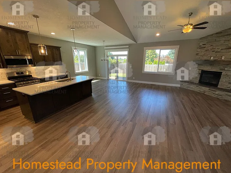 463 NE Cedar St — Photo 6