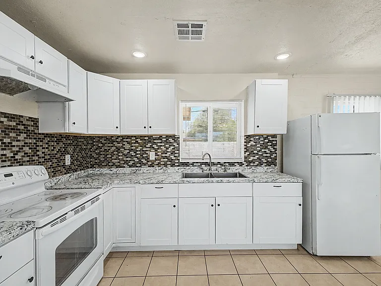 2433 E Cameron Vis — Photo 18