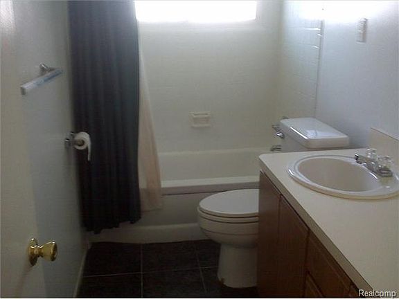 3rd image of 324 Lytle Pl