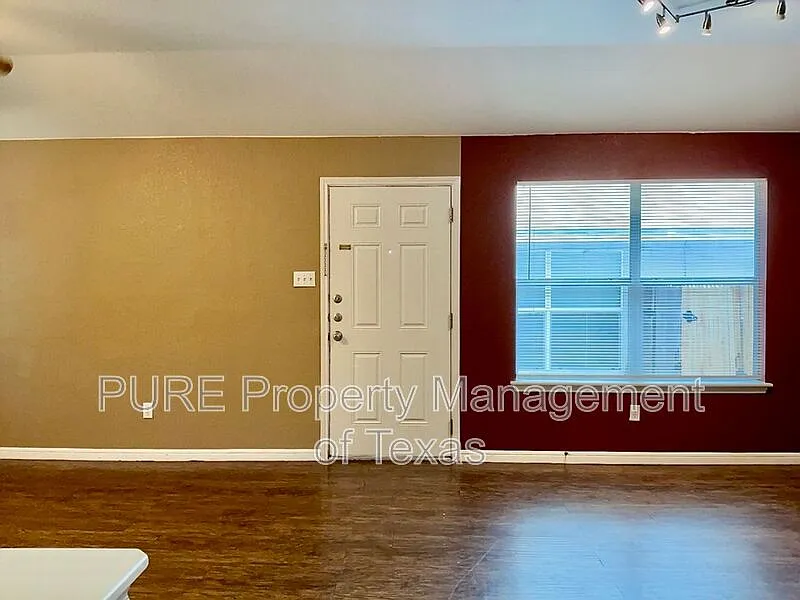 3 bed, 2.0 bath, 1230 sqft, $1,550 — Photo 3