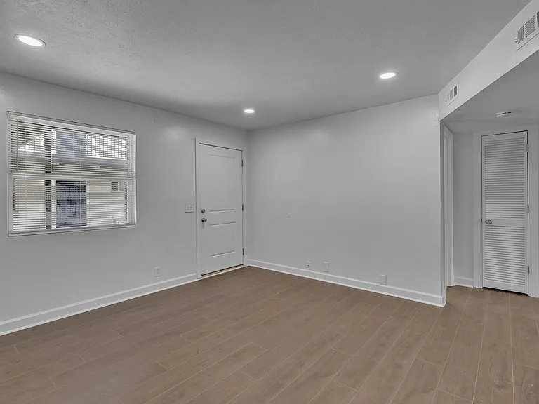 2714 Jefferson St — Photo 17