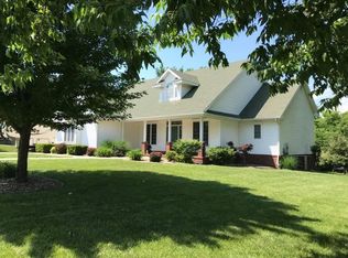 1421 Lakewood Dr, Bolivar, MO 65613