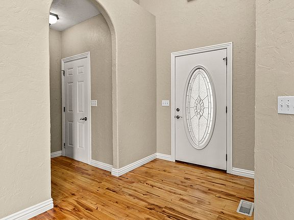 4th image of 890 W Crestwood Street