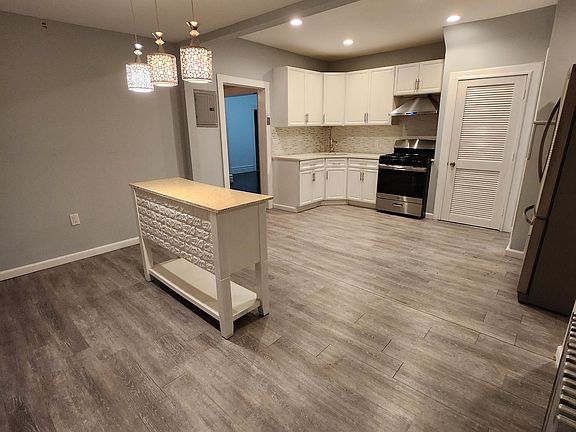 3rd image of 34 Kensington Pl #1