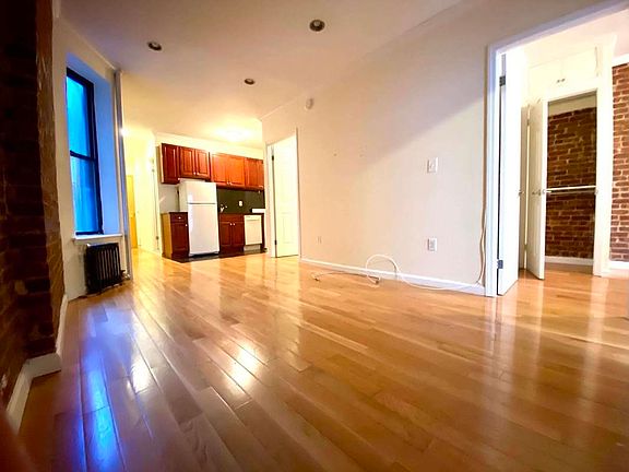 3rd image of 225 E 28th St #4R