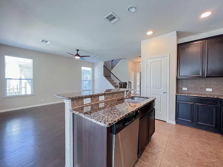 921 Heritage Springs Trl — Photo 8