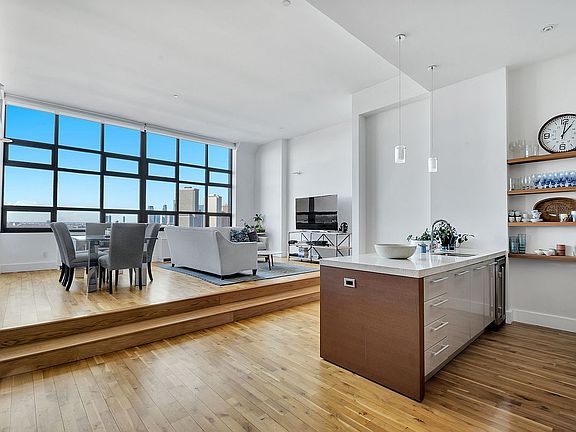 3rd image of 360 Furman St APT 833