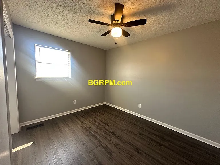 1099 W Elm St — Photo 8