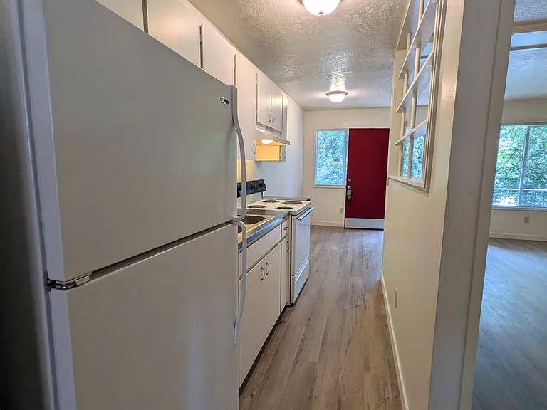 West Slope Apartments — Photo 23