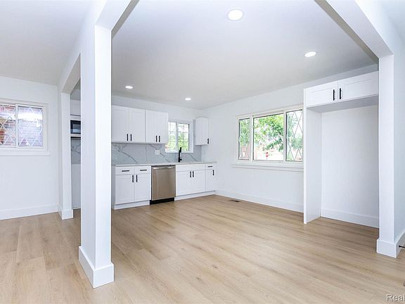 5th image of 3831 W Buena Vista St