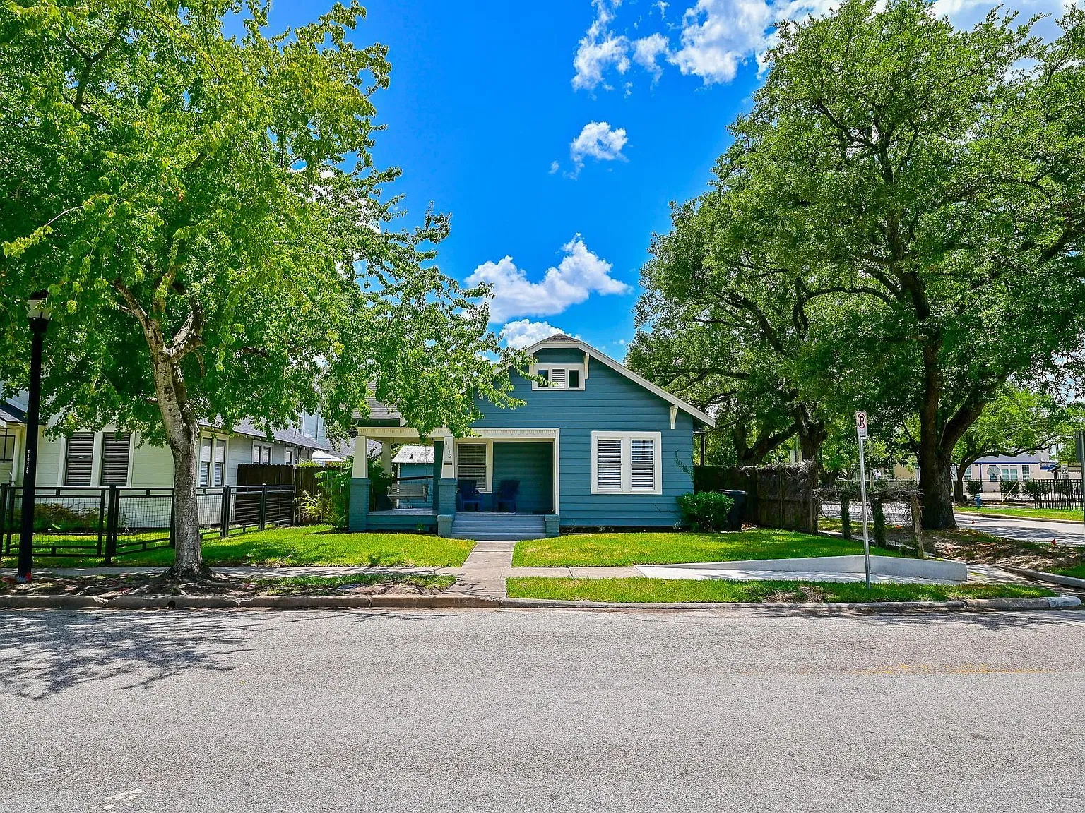 2 bed, 1.0 bath, 912 sqft, $2,600 — Photo 2