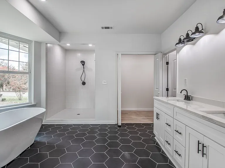 1781 Forrest Ave — Photo 17