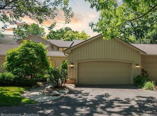 1137 Meadowglen Ct, Bloomfield Hills, MI 48304