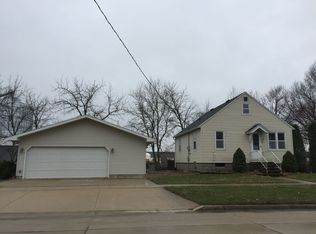 419 E 2nd St, Readlyn, IA 50668