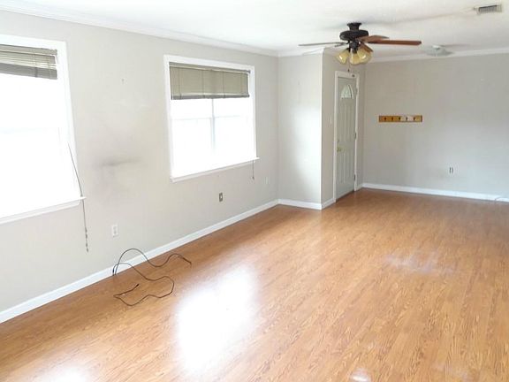 3rd image of 512 Camelia Ave