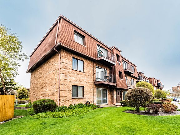 2nd image of 624 Cobblestone Cir APT A