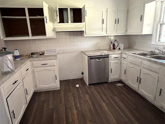 3rd image of 5 Charles Dr