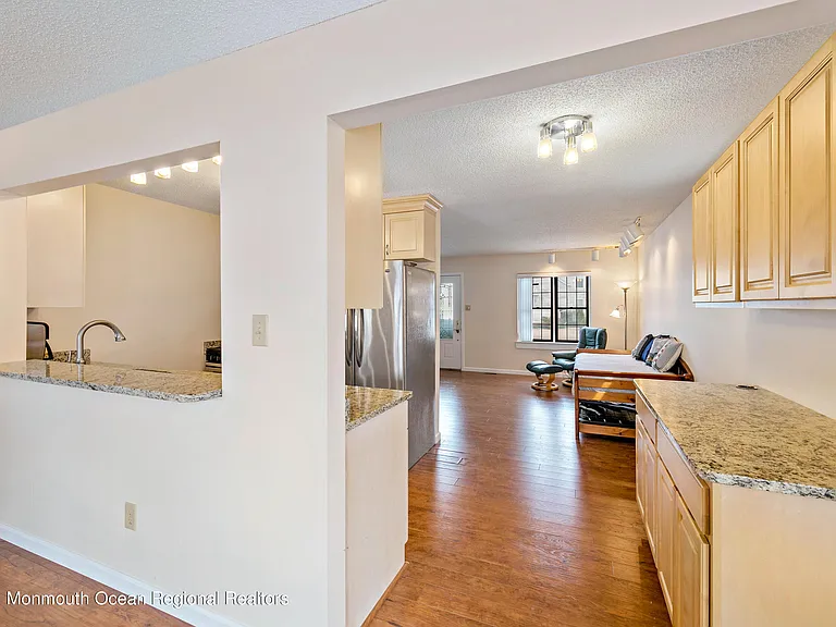 31 Peggy Ln — Photo 8