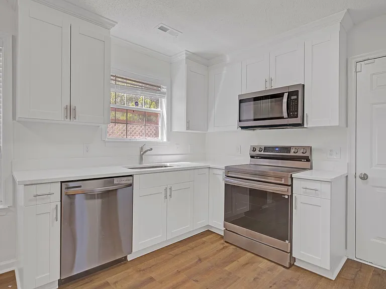 453 Waverly Pl — Photo 21