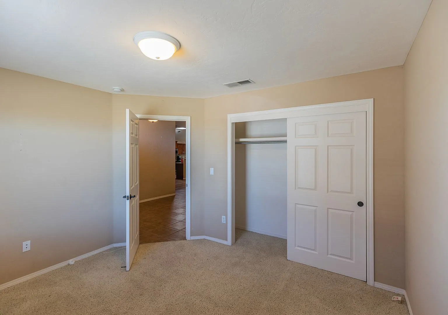 Spacious 4 Bedroom Home — Photo 4