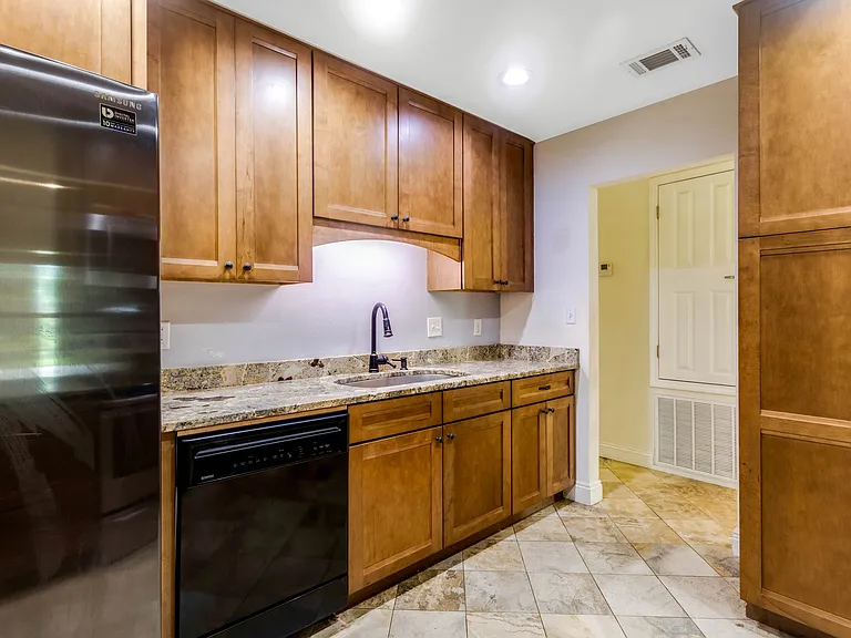 308 Hollywood Blvd SE — Photo 22