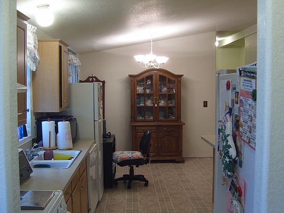 Kitchen / Dining Area