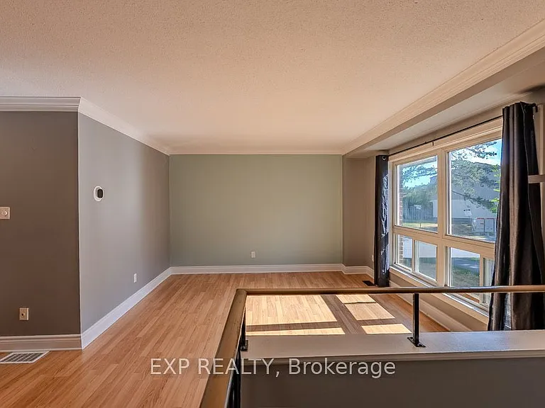 37 Forester Cres — Photo 3