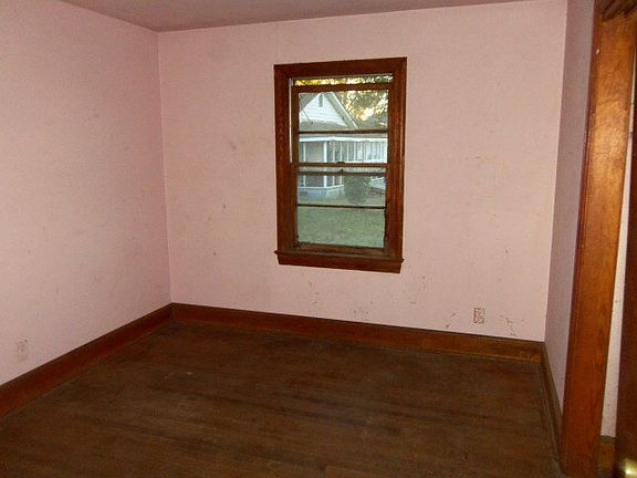 4th image of 825 Rose St