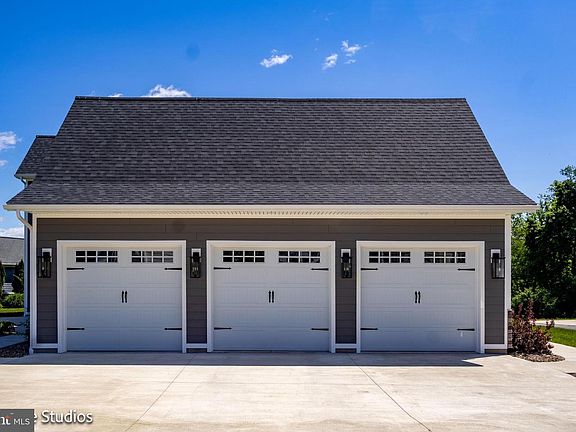 4th image of 210 Windsor Way