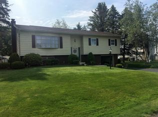 12 Robbins Rd, Dallas, PA 18612