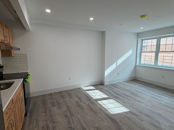 5th image of 1349 Commonwealth Ave #1B