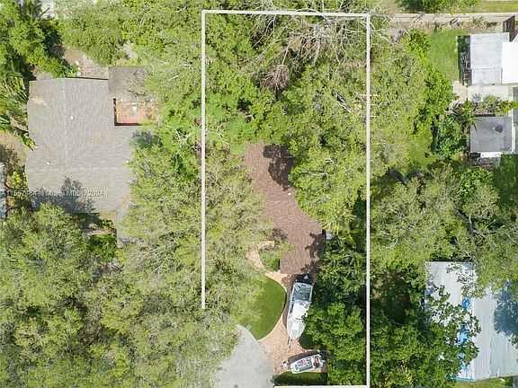 5th image of 2921 SW 46th Ct