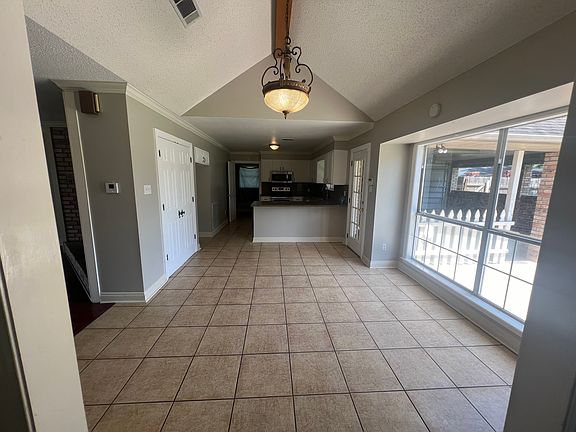 5th image of 901 W Pointe Dr