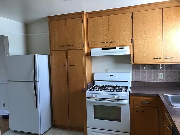 3rd image of 132 Duncan St #4