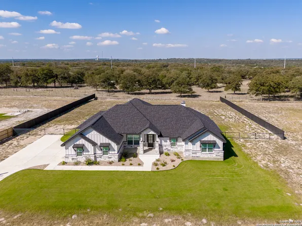 113 Hondo Dr, La Vernia, TX 78121